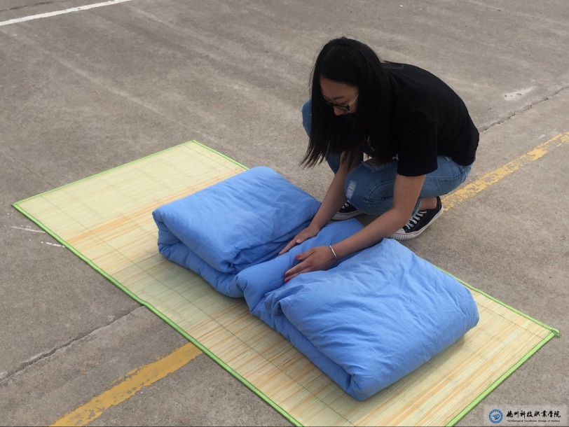 營(yíng)造溫馨宿舍，從疊被子做起
