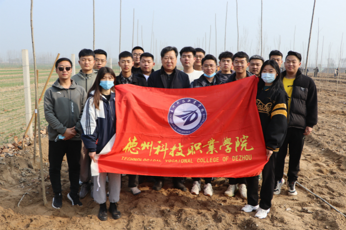 學(xué)院組織師生參加全市義務(wù)植樹活動