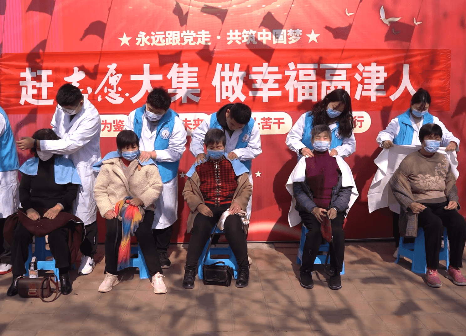 學(xué)院青年大學(xué)生開展青年文明號學(xué)雷鋒志愿服務(wù)活動